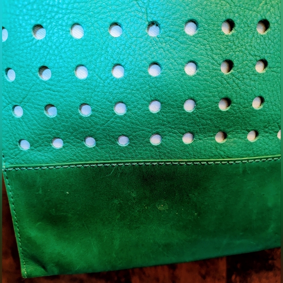 💚UNIQUE🌟UGG crossbody purse/sling bag🌟perforated detail🍀green leather! COOL! - Picture 7 of 15